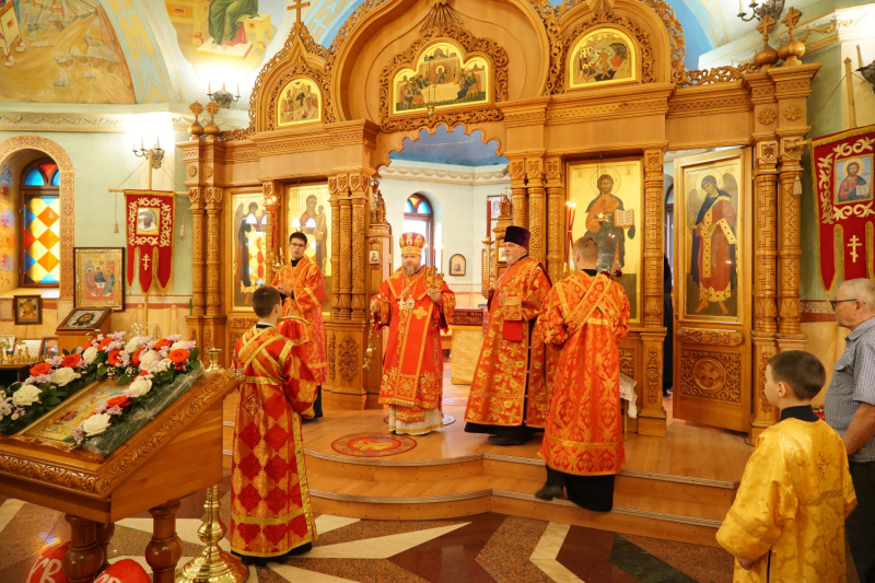 Накануне вторника Светлой седмицы епископ Серафим совершил вечернее богослужение в храме великомученицы Екатерины села Сростки 