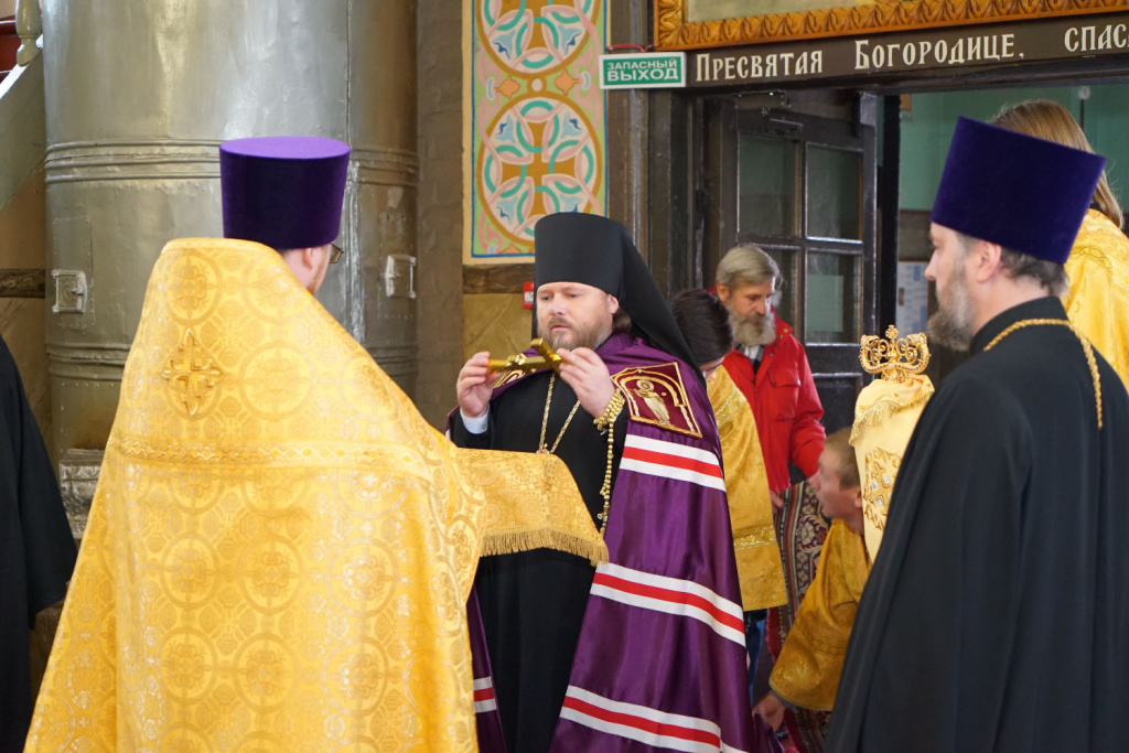 Накануне Недели 21-й по Пятидесятнице епископ Серафим совершил всенощное бдение в Успенском кафедральном соборе 