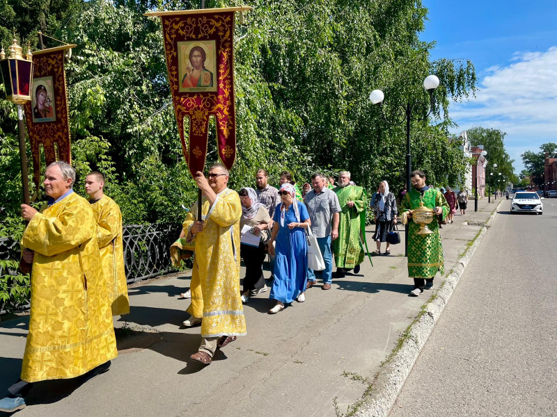 Крестный ход к памятнику святым благоверным Петру и Февронии Муромским