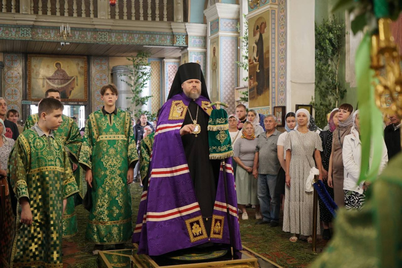 В праздник Святой Троицы (Пятидесятницы) епископ Серафим совершил Божественную литургию в Успенском кафедральном соборе 