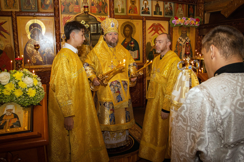 Епископ Серафим принял участие в Божественной литургии в 7-ю годовщину перенесения мощей святителя Макария Алтайского в Горно-Алтайск