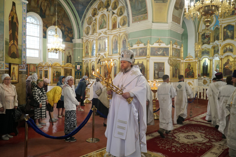 В праздник Рождества Иоанна Предтечи епископ Серафим совершил Божественную литургию в Успенском кафедральном соборе 