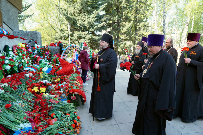 Духовенство города Бийска во главе с правящим архиереем возложили цветы к мемориалу погибшим воинам в Великой Отечественной Войне 