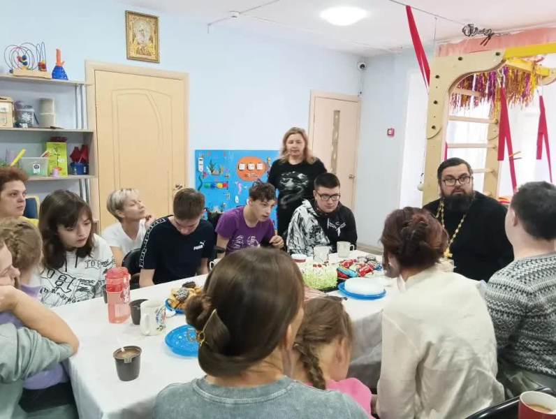 В праздник Покрова Пресвятой Богородицы настоятель храма иконы Божией Матери «Умиление» города Бийска посетил общественную организацию «Дети Ангелы»