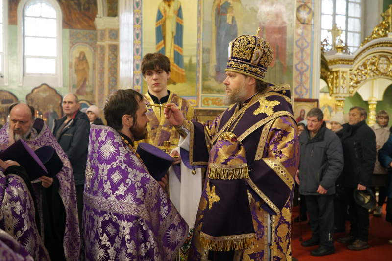 Накануне празднования первого и второго обретения главы Пророка, Предтечи и Крестителя Господня Иоанна епископ Серафим совершил вечернее богослужение в Успенском кафедральном соборе