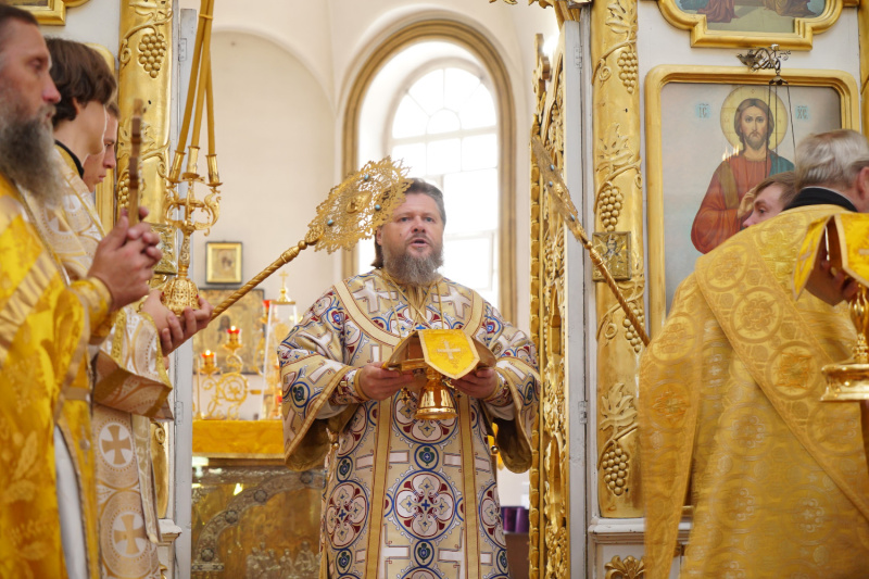 В Неделю 3-ю по Пятидесятнице епископ Серафим совершил Божественную литургию в храме Казанской иконы Божией Матери города Бийска