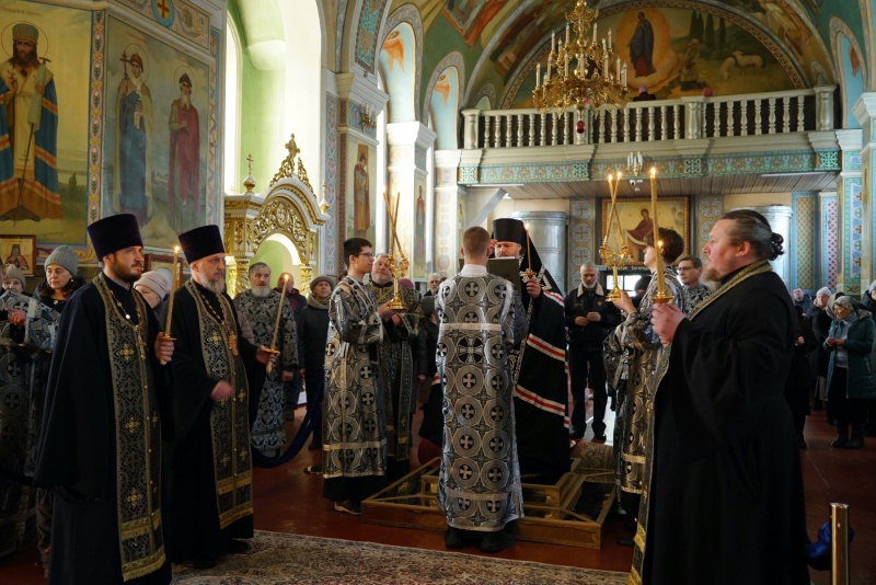 В понедельник первой седмицы Великого поста епископ Серафим совершил великое повечерие с чтением канона прп. Андрея Критского в Успенском кафедральном соборе 