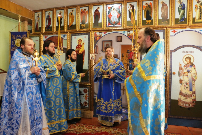 В праздник Сретения Господня епископ Серафим совершил Божественную литургию в Сретенском храме города Бийска