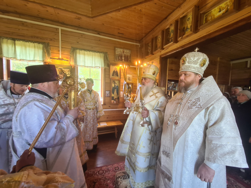 Митрополит Сергий и епископ Серафим совершили Божественную литургию в храме преподобного Макария Алтайского села Акутиха