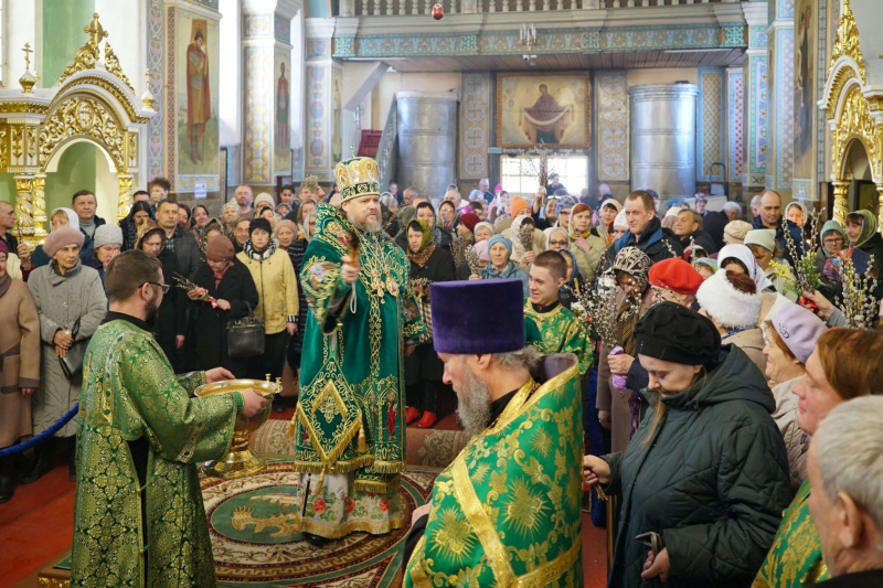 Накануне праздника Входа Господня в Иерусалим епископ Серафим совершил всенощное бдение в Успенском кафедральном соборе 
