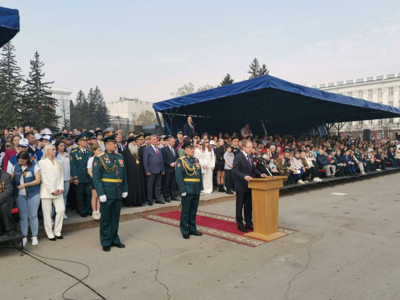 Митрополит Сергий посетил праздничное шествие войск Барнаульского гарнизона в честь Дня Победы  