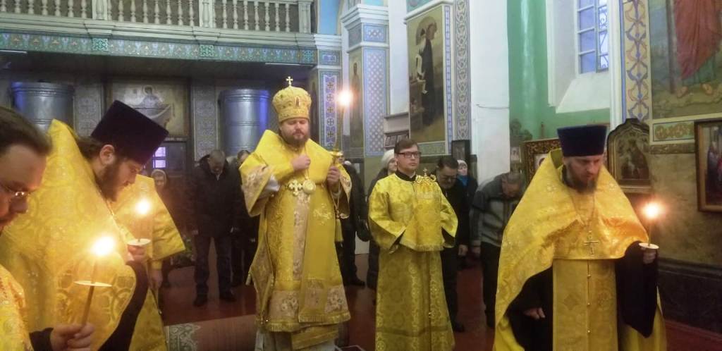 Накануне Недели 24-й по Пятидесятнице епископ Серафим совершил воскресное всенощное бдение в Успенском кафедральном соборе
