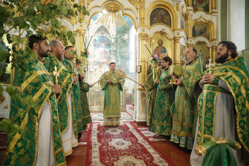 В День Святого Духа епископ Серафим совершил Божественную литургию в Успенском кафедральном соборе