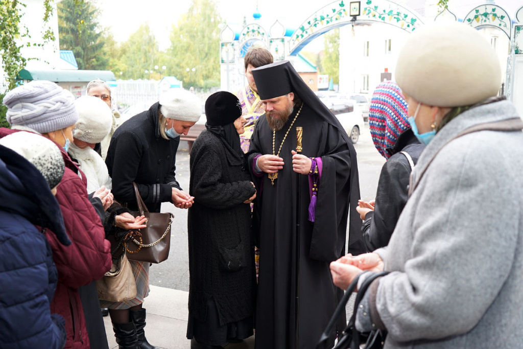 Епископ Серафим совершил Божественную литургию в праздник Воздвижения Честного и Животворящего Креста Господня