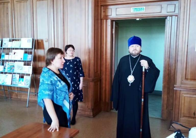 Епископ Серафим посетил центральную городскую библиотеку имени В.М. Шукшина города Бийска
