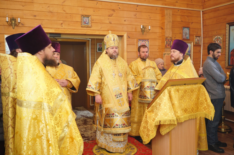В Неделю 22-ю по Пятидесятнице Преосвященный Серафим совершил литургию в храме Казанской иконы Божией Матери села Новопокровка
