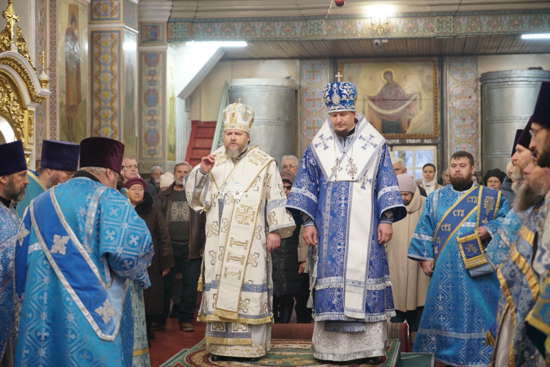 В праздник Введения во храм Пресвятой Богородицы  епископ Серафим и епископ Макарий совершили Божественную литургию в Успенском кафедральном соборе 