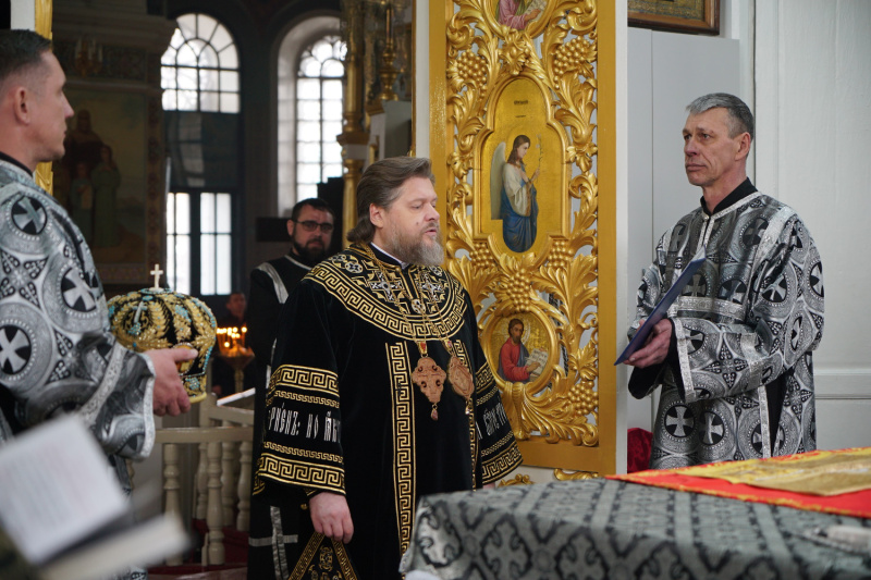 В Великий Понедельник епископ Серафим совершил литургию Преждеосвященных Даров в Успенском кафедральном соборе 