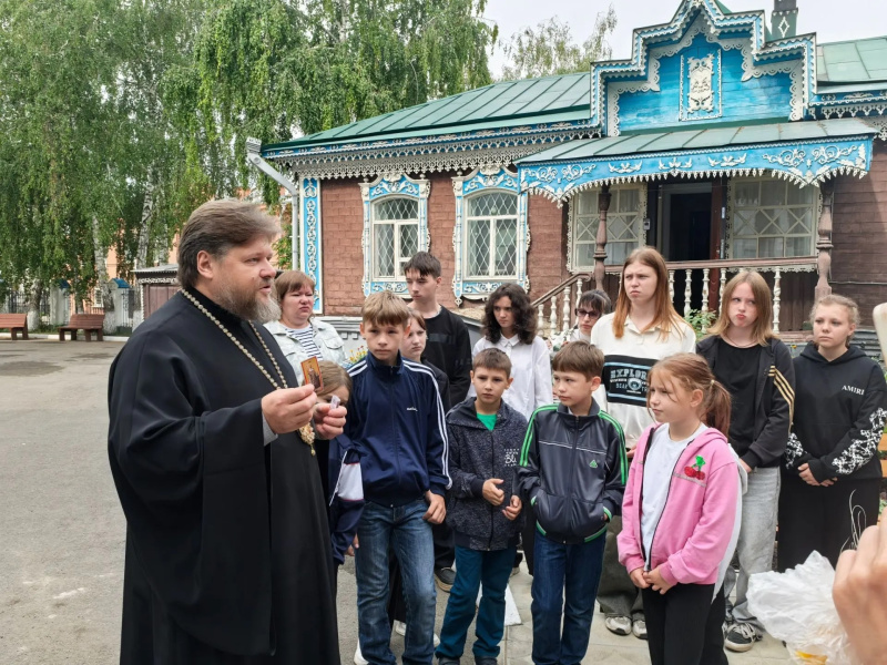 У поклонного креста в память о погибших воинах СВО на территории Успенского кафедрального собора епископ Серафим провел встречу с детьми 