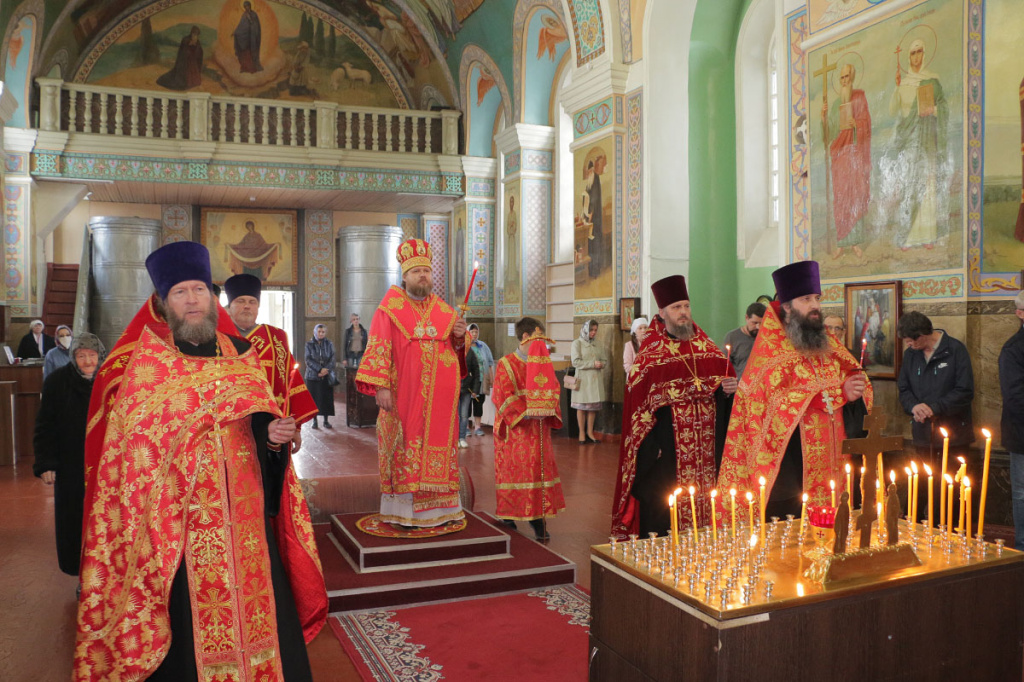 Епископ Серафим совершил Вечернее заупокойное богослужение накануне Радоницы 