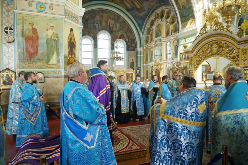 Накануне праздника Успения Пресвятой Богородицы епископ Серафим возглавил служение молебна в Успенском кафедральном соборе