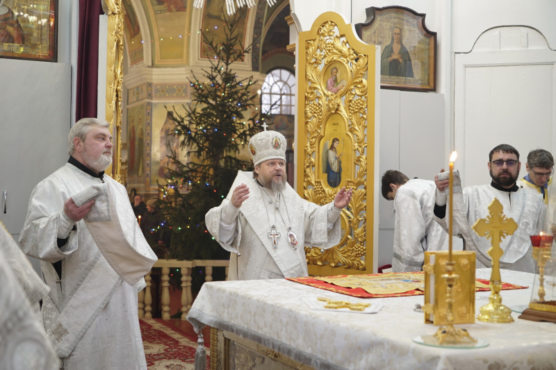 В Рождественский сочельник (навечерие Рождества Христова) епископ Серафим возглавил торжественное богослужение в Успенском кафедральном соборе 