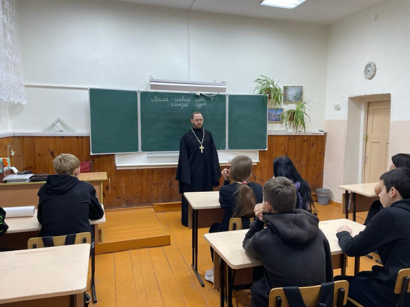 В Красногорском районе священник провел урок в школе "Разговор о важном" 