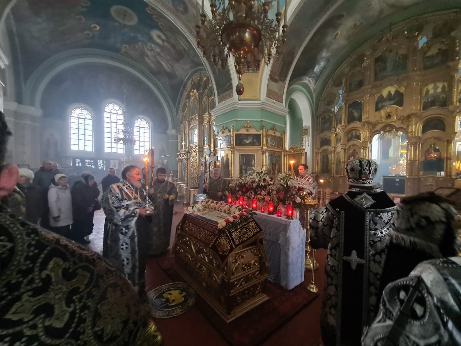Великая суббота погребение. Пасхальный сочельник Великая суббота. Анзер место погребения владыки Петра.