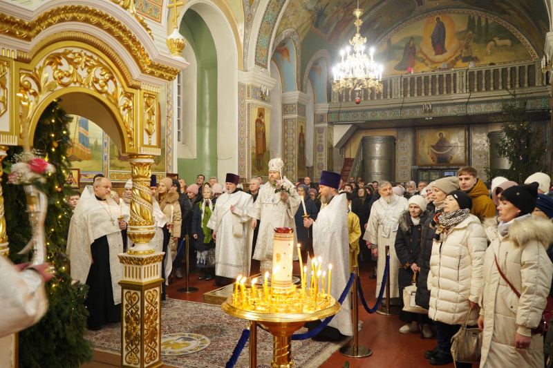 Накануне праздника Рождества Христова епископ Серафим совершил всенощное бдение в Успенском кафедральном соборе 