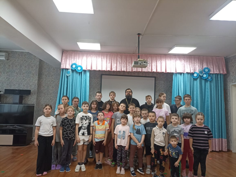 Руководитель отдела по культуре провел встречу с детьми в КРЦ «Родник», посвященную Дню народного единства