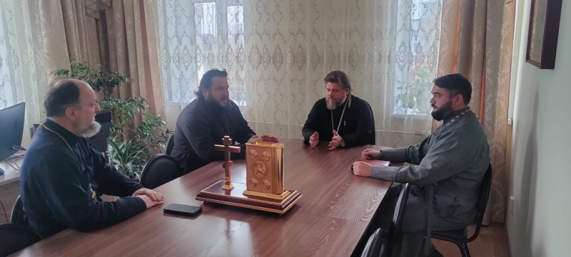 В Бийском епархиальном управлении прошло совещание по пребыванию в Бийской епархии честных мощей святителя Иннокентия, митрополита Московского