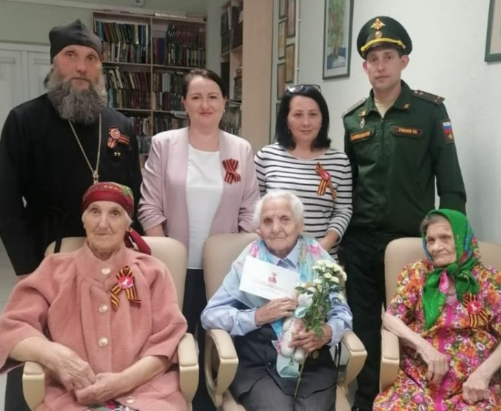 Руководитель отдела по взаимодействию с вооруженными силами и правоохранительными органами посетил Дом-интернат для престарелых города Бийска 