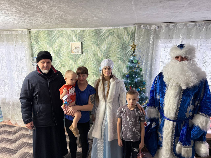 В преддверии праздника Рождества Христова руководитель отдела социального служения и церковной благотворительности поздравил детей участников СВО 