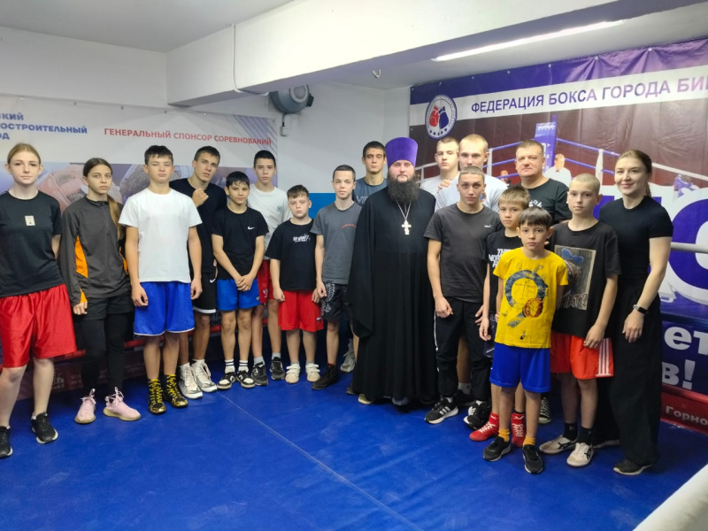 В преддверии празднования Казанской иконы Божией Матери и Дня народного единства ответственный по спорту Бийской епархии провел встречу в зале бокса «Олимпиец»
