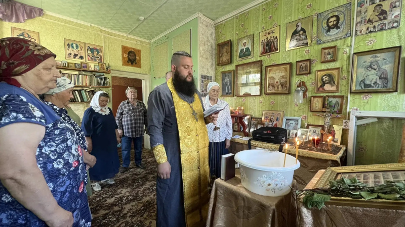 В селе Зональное, в молитвенном помещении в честь Всех святых, в земле Русской просиявших, состоялся водосвятный молебен
