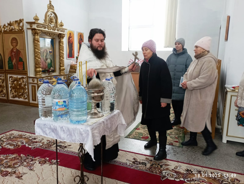 В навечерие Богоявления благочинный Зонального округа посетил храмы и молитвенные помещения и совершил чин Великого освящения воды