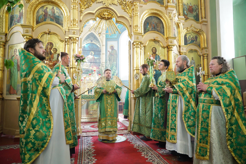 В День Святого Духа епископ Серафим совершил Божественную литургию в Успенском кафедральном соборе