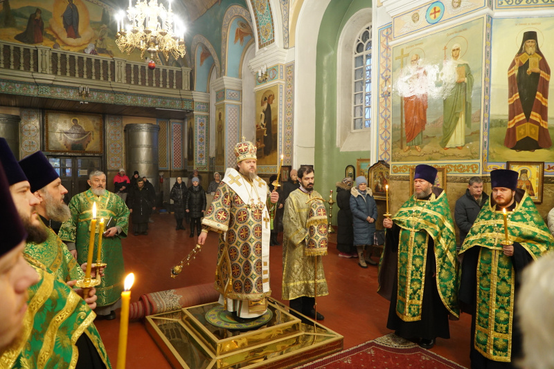 Накануне дня памяти преподобного Серафима Саровского епископ Серафим совершил вечернее богослужение в Успенском кафедральном соборе