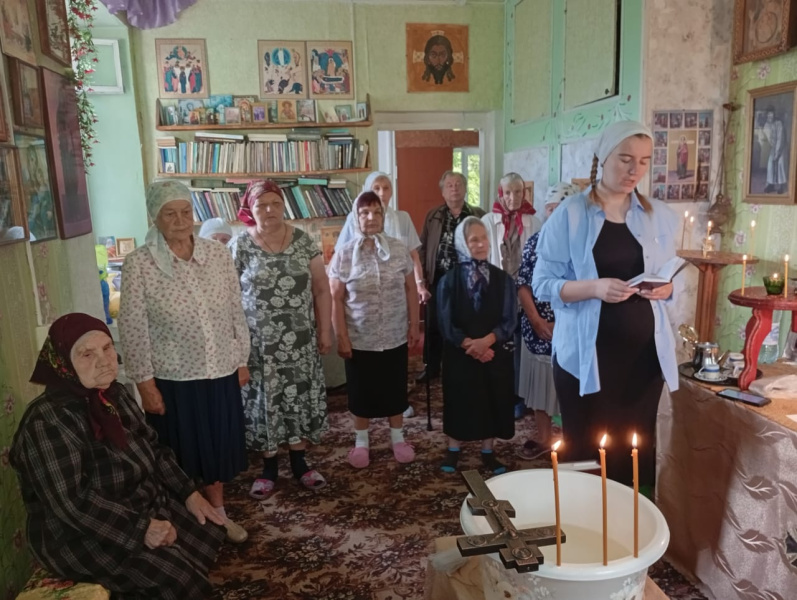 Благочинный Зонального округа посетил молитвенную комнату в честь Всех святых, в земле Русской просиявших, в селе Зональное