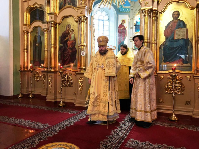 Епископ Серафим совершил Воскресное всенощное бдение в Успенском кафедральном соборе города Бийска
