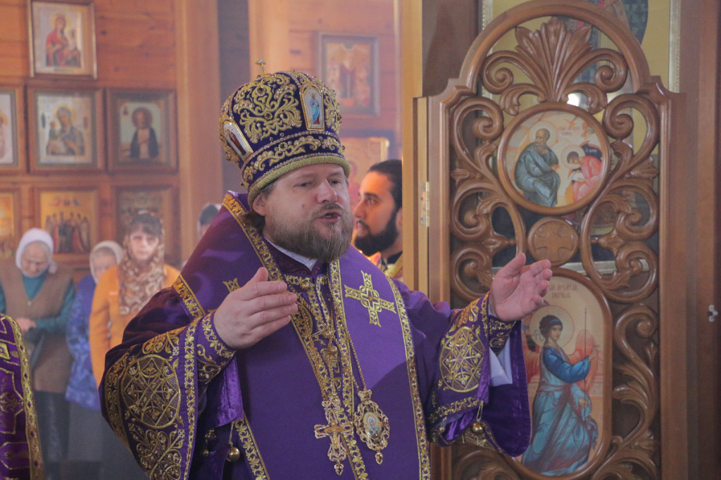 В Неделю 3-ю Великого поста, Крестопоклонную, епископ Серафим совершил Божественную литургию в Покровском храме села Старобелокуриха
