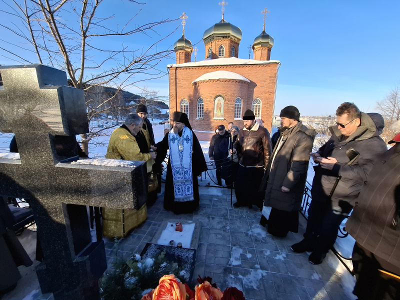 Епископ Серафим совершил панихиду на месте упокоения протоиерея Сергия Ходаковского