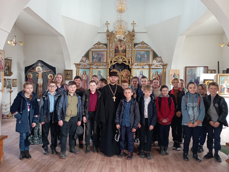 Учащиеся школы села Красногорское посетили Троицкий храм 