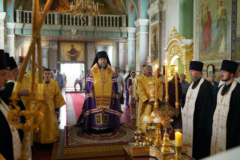 Накануне Недели 6-й по Пятидесятнице, праздника святых апостолов Петра и Павла, епископ Серафим совершил всенощное бдение в Успенском кафедральном соборе