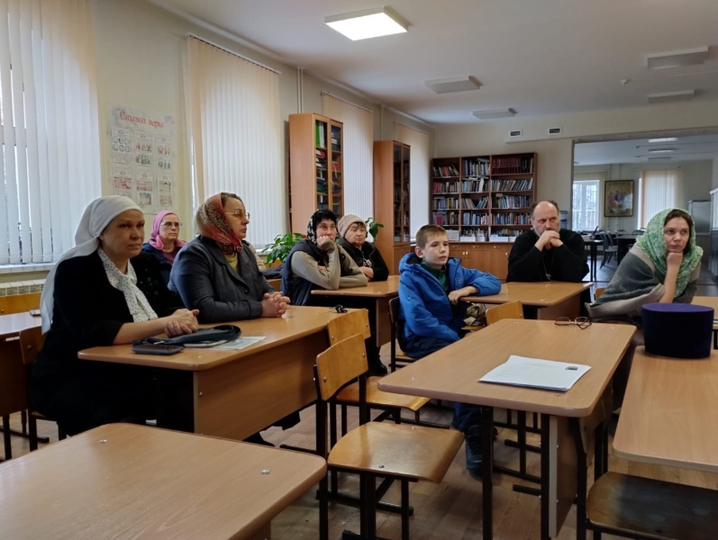 В духовно-просветительском центре «Возрождение» Бийской епархии состоялся круглый стол «Мать и карьера: возможности и ограничения» 