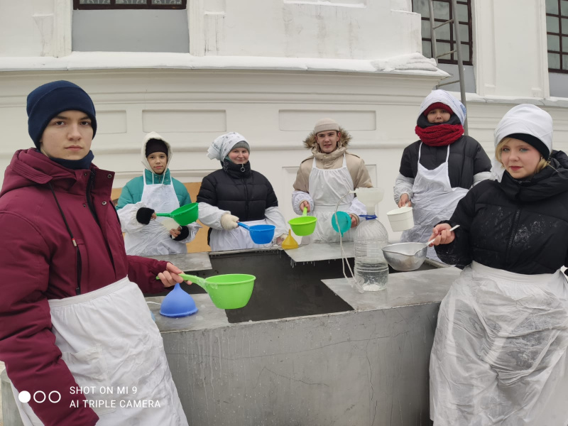 Юнармейцы помогли в раздаче крещенской воды на подворье Успенского кафедрального собора 