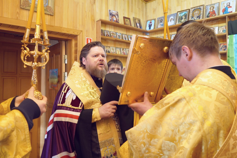 Епископ Серафим совершил Всенощное бдение в Свято-Макарьевском храме села Лесное 