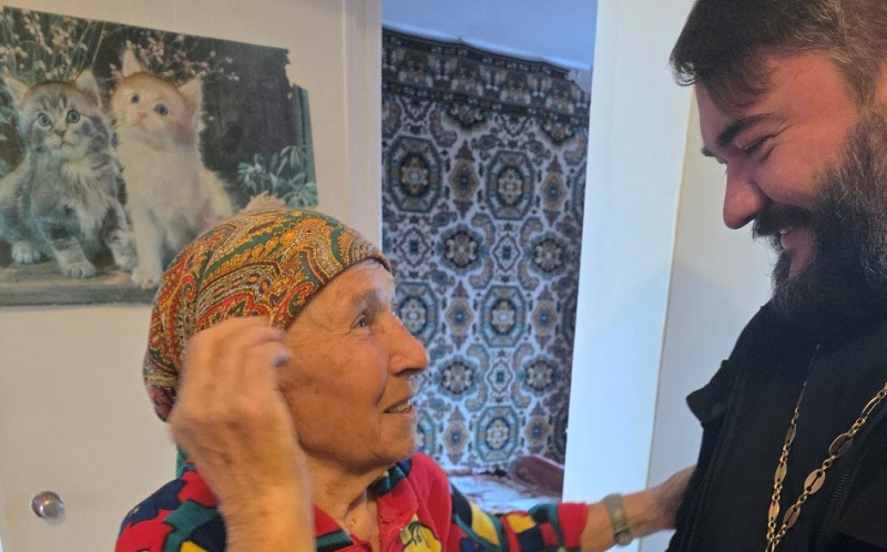 Благочинный Белокурихинского округа посетил старейших прихожан Пантелеимоновского собора города Белокурихи