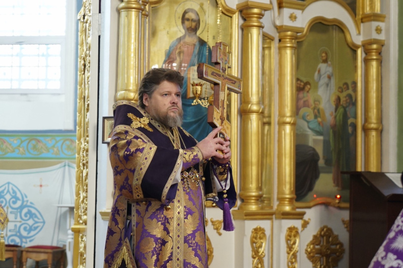 Накануне праздника Крестовоздвижения епископ Серафим совершил всенощное бдение в Успенском кафедральном соборе 