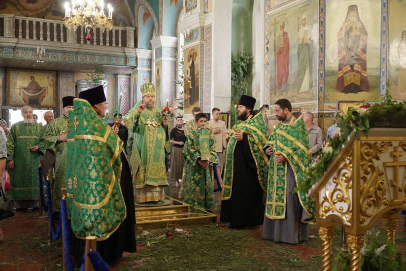 Накануне Дня Святого Духа епископ Серафим совершил вечернее богослужение в Успенском кафедральном соборе  